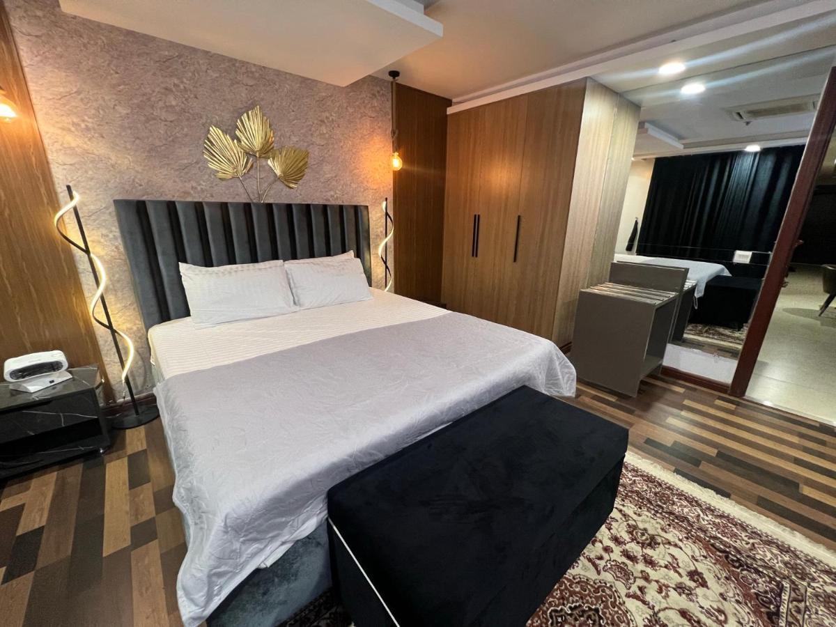 Sunset Luxury Gold Crest Mall Residency ลาฮอร์ ภายนอก รูปภาพ