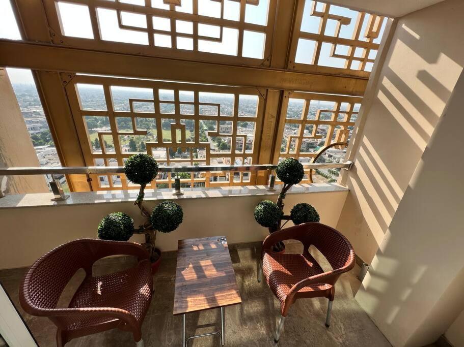 Sunset Luxury Gold Crest Mall Residency ลาฮอร์ ภายนอก รูปภาพ