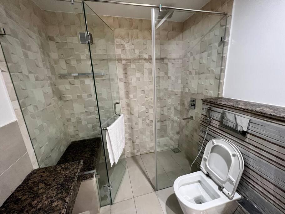 Sunset Luxury Gold Crest Mall Residency ลาฮอร์ ภายนอก รูปภาพ
