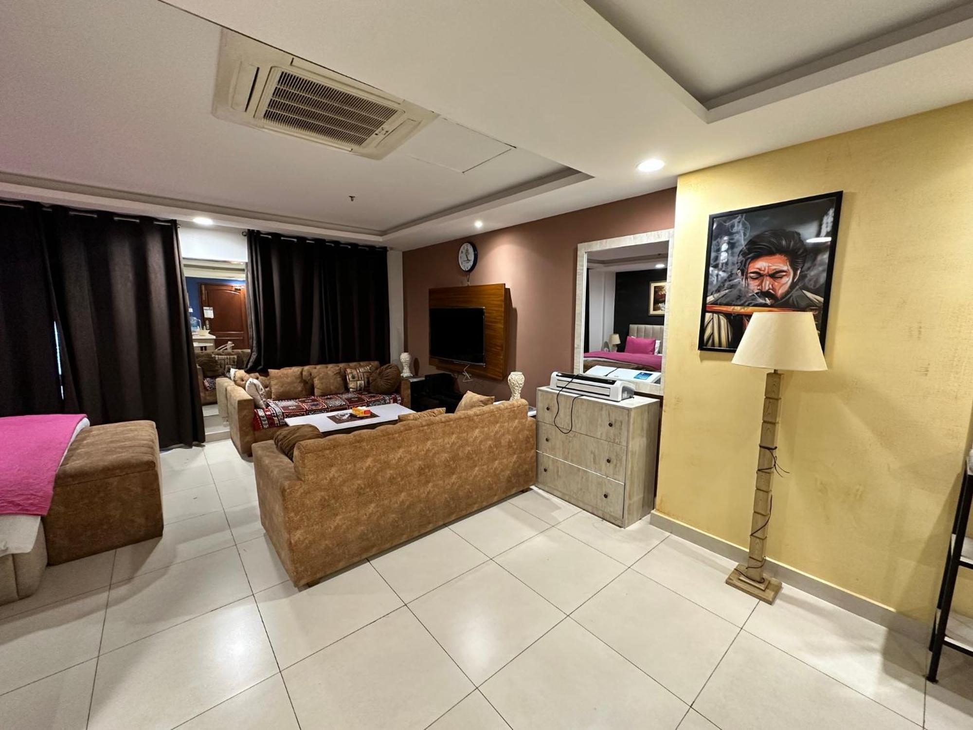 Sunset Luxury Gold Crest Mall Residency ลาฮอร์ ภายนอก รูปภาพ