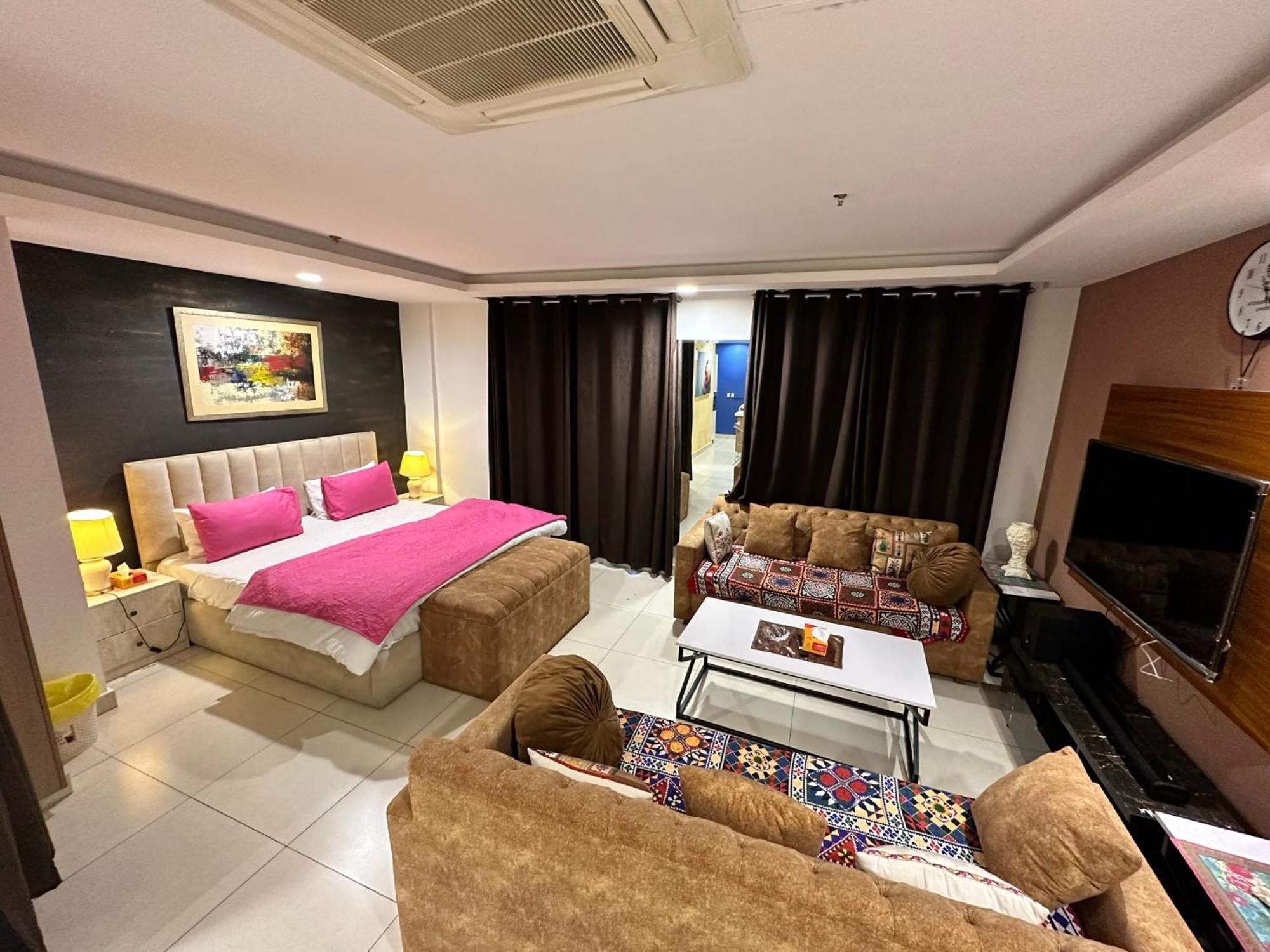 Sunset Luxury Gold Crest Mall Residency ลาฮอร์ ภายนอก รูปภาพ