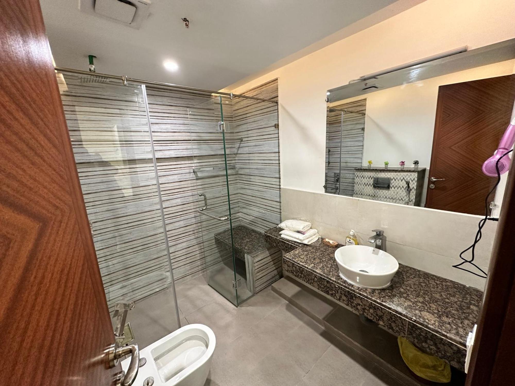 Sunset Luxury Gold Crest Mall Residency ลาฮอร์ ภายนอก รูปภาพ